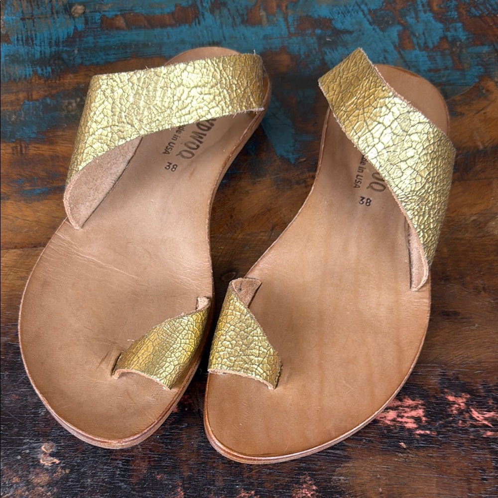 Cydwoq classic Hillary Sandals in crackled gold finish.
New!